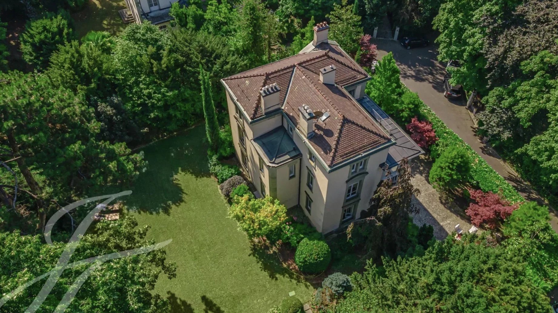 Magnifique Hôtel Particulier, jardin enchanteur, à deux pas du lac