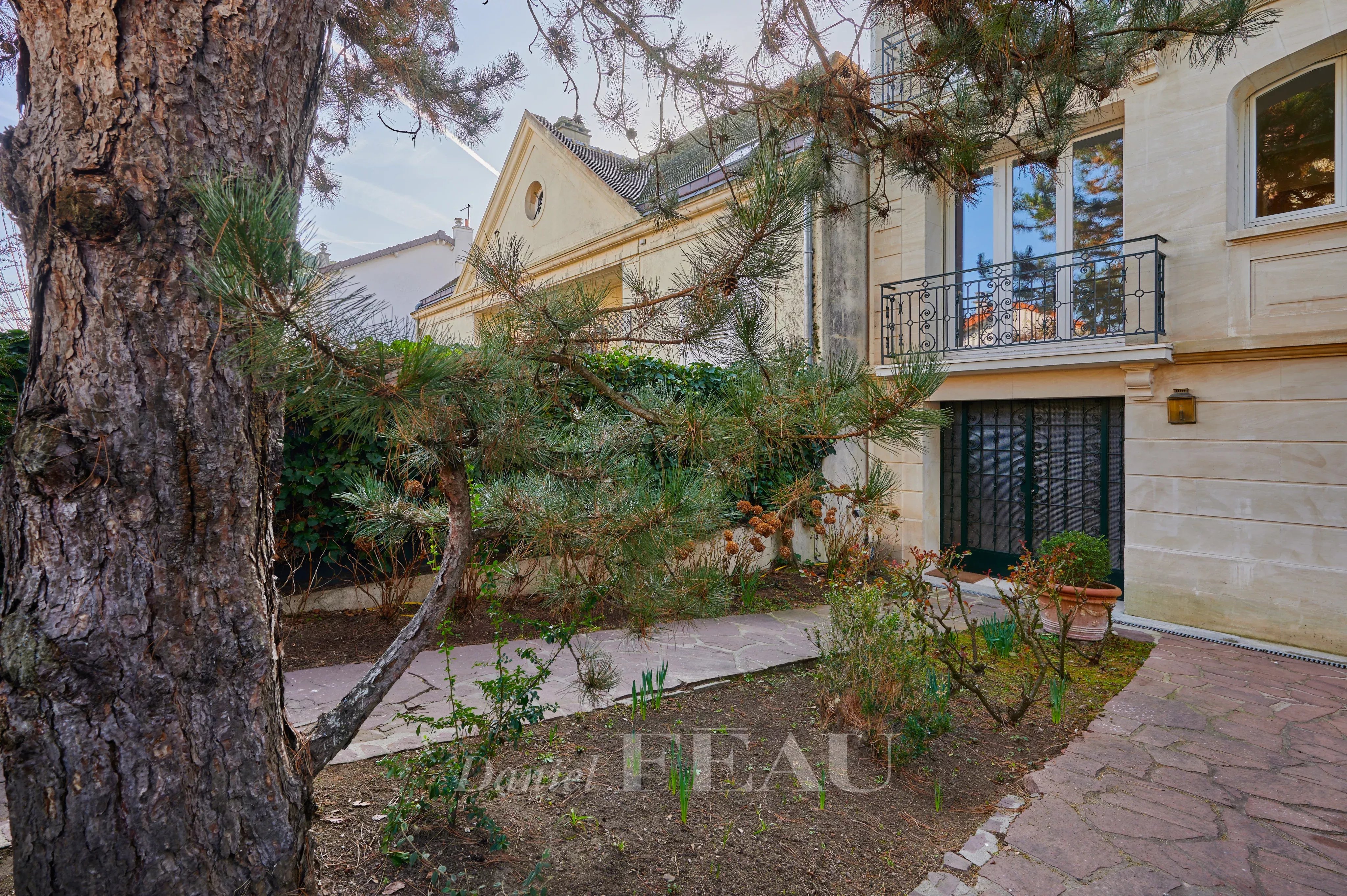Saint-Cloud  -  A loft-style apartment enjoying a panoramic view