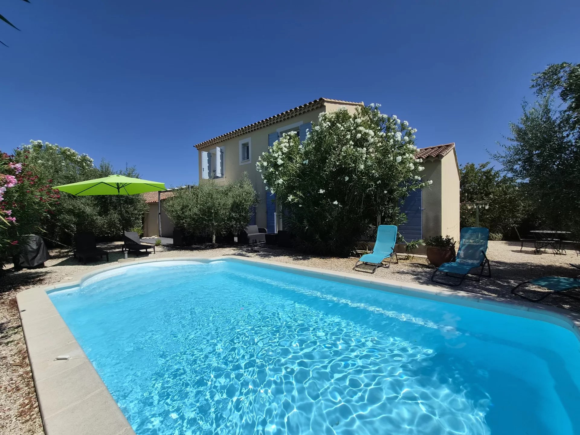 CHEVAL-BLANC – Villa récente avec piscine, 4 chambres et calme absolu