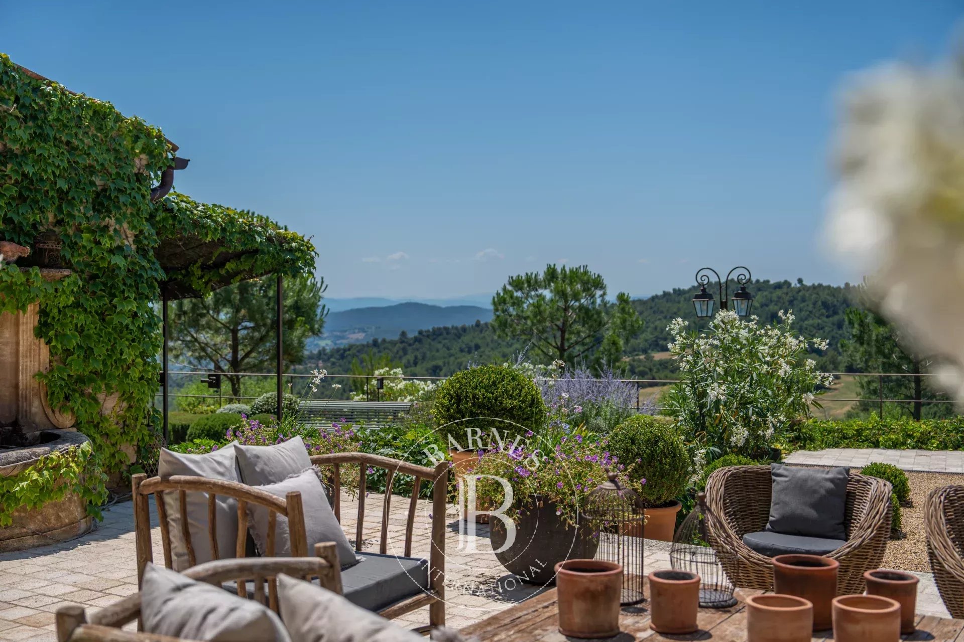 PROVENCE - MONTFURON - PROPRIETE D'EXCEPTION 410 M2 - 6 CHAMBRES - PISCINE - PARC 104 HA - POSSIBILITE AGRANDISSEMENT