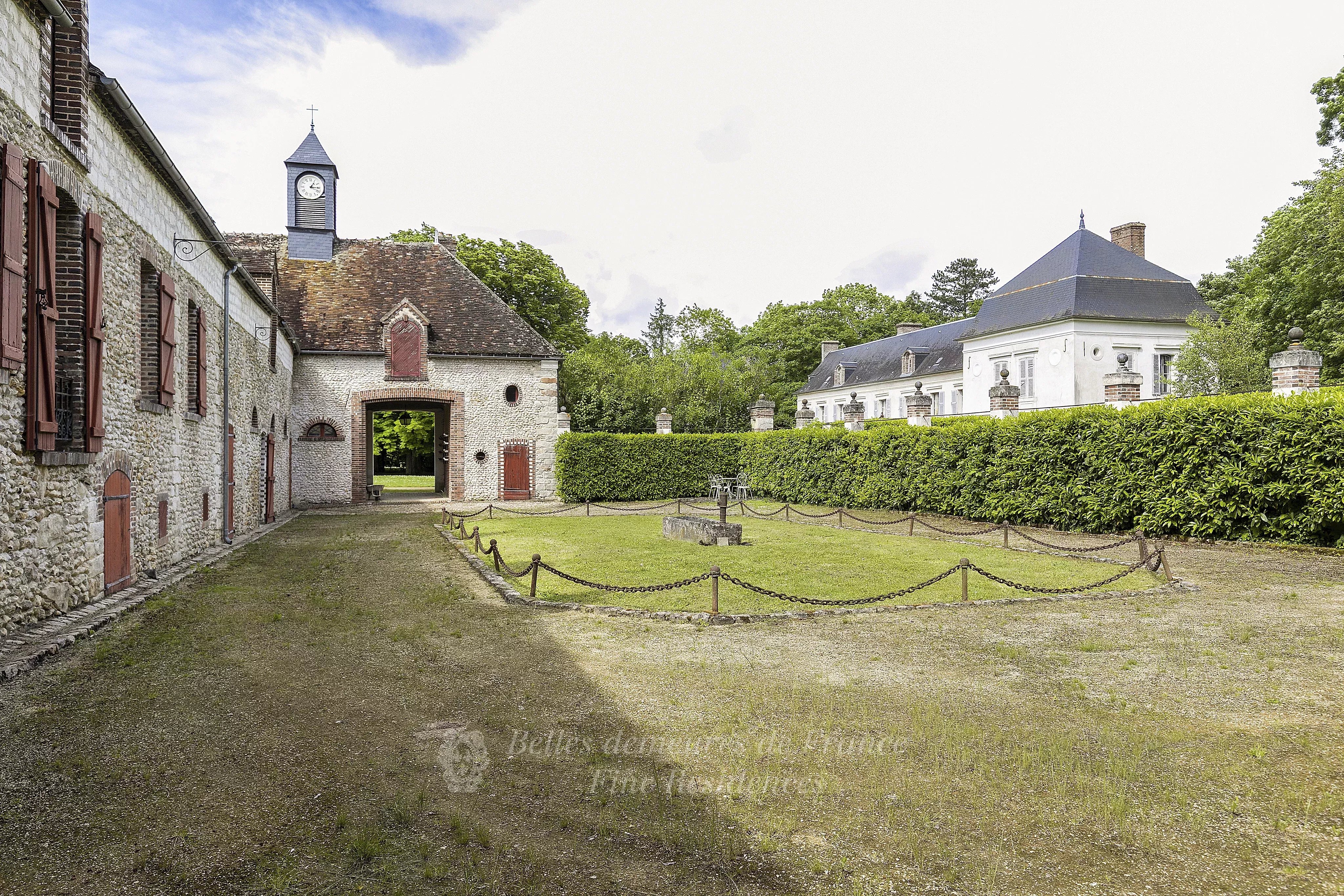 Near Joigny – A delightful 18th century property set in 6 hectares of grounds
