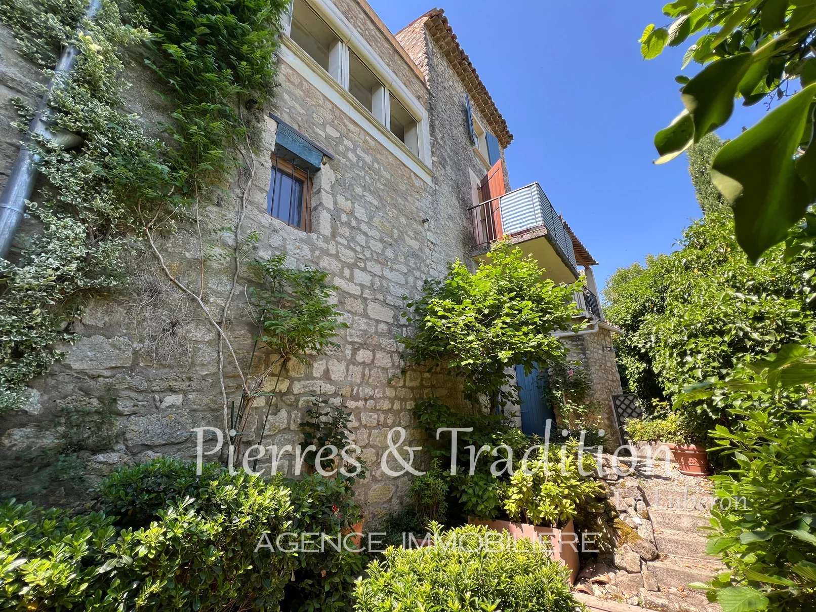 Céreste, maison de village en pierre avec terrasses et jardinet  proche commerces