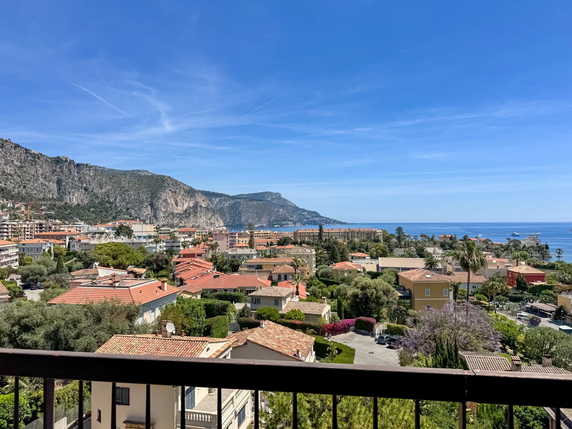 OFF MARKET – BRIGHT TOP FLOOR APARTMENT WITH EXCEPTIONAL VIEWS