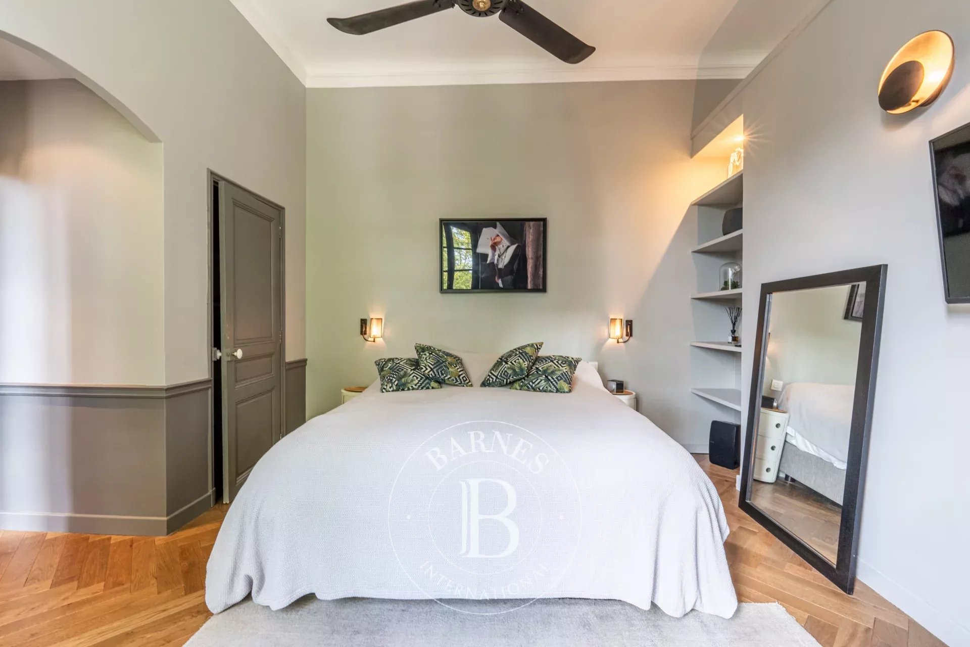 AIX-EN-PROVENCE - OLD APARTMENT RENOVED IN A CASTEL NESTLED IN A PARC -1700.7 FT2-2 BEDROOMS-GARAGE AND PARK. - picture 13