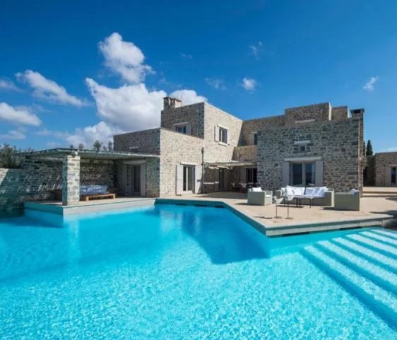 Rare villa pieds dans l'eau située à Paros