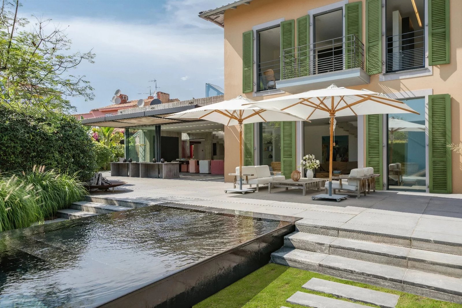 Villa de luxe de 4 chambres au centre de Saint-Jean avec terrain plat