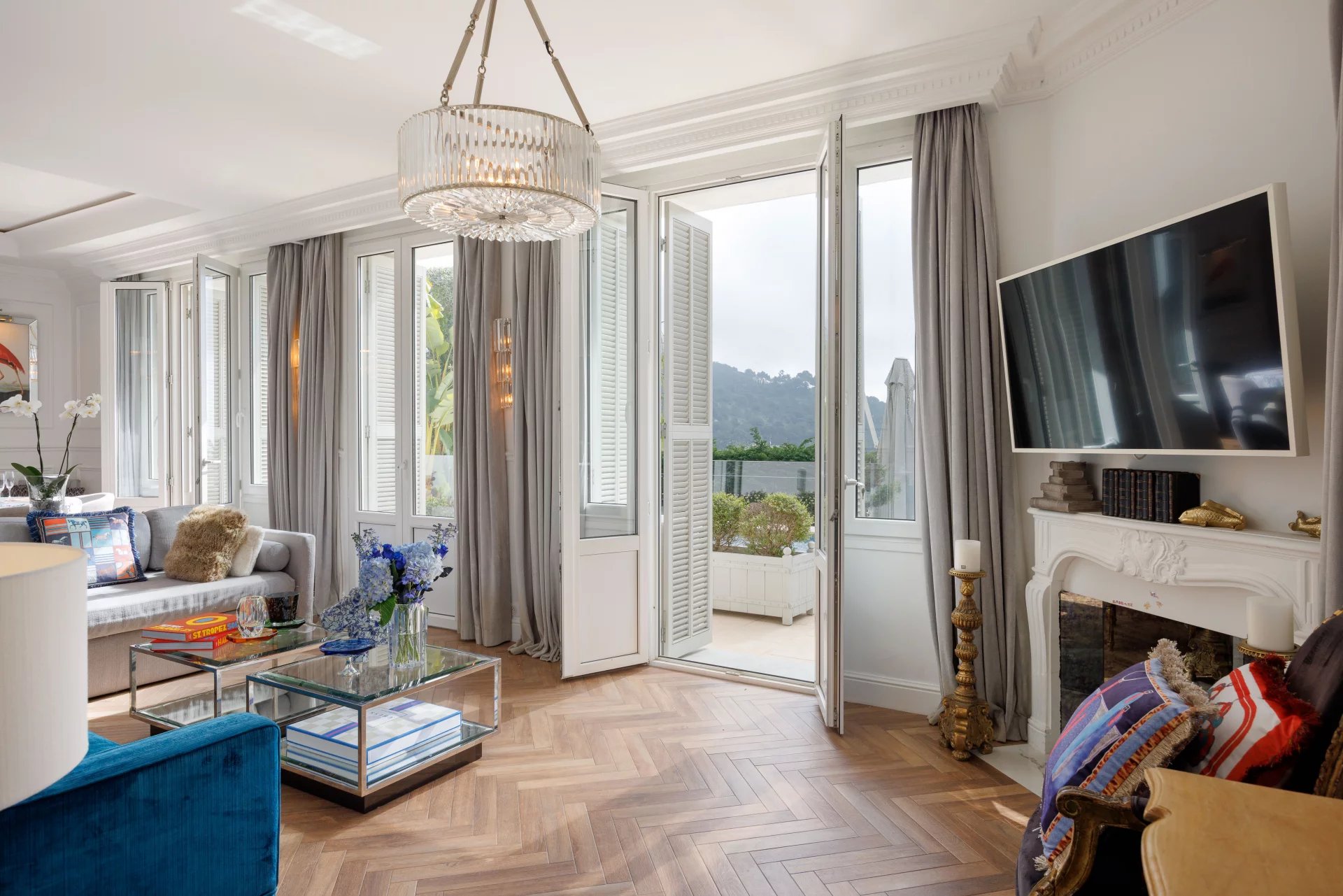 Tastefully renovated villa with guest house and open views