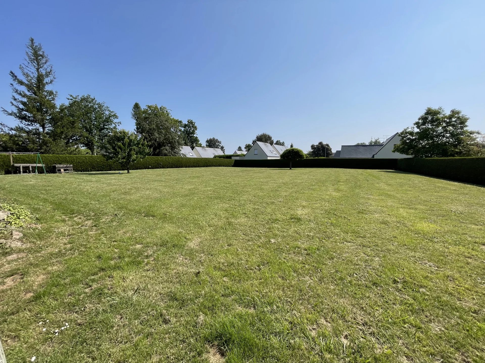 TERRAIN CONSTRUCTIBLE À VENDRE – LA VICOMTÉ-SUR-RANCE – CENTRE BOURG