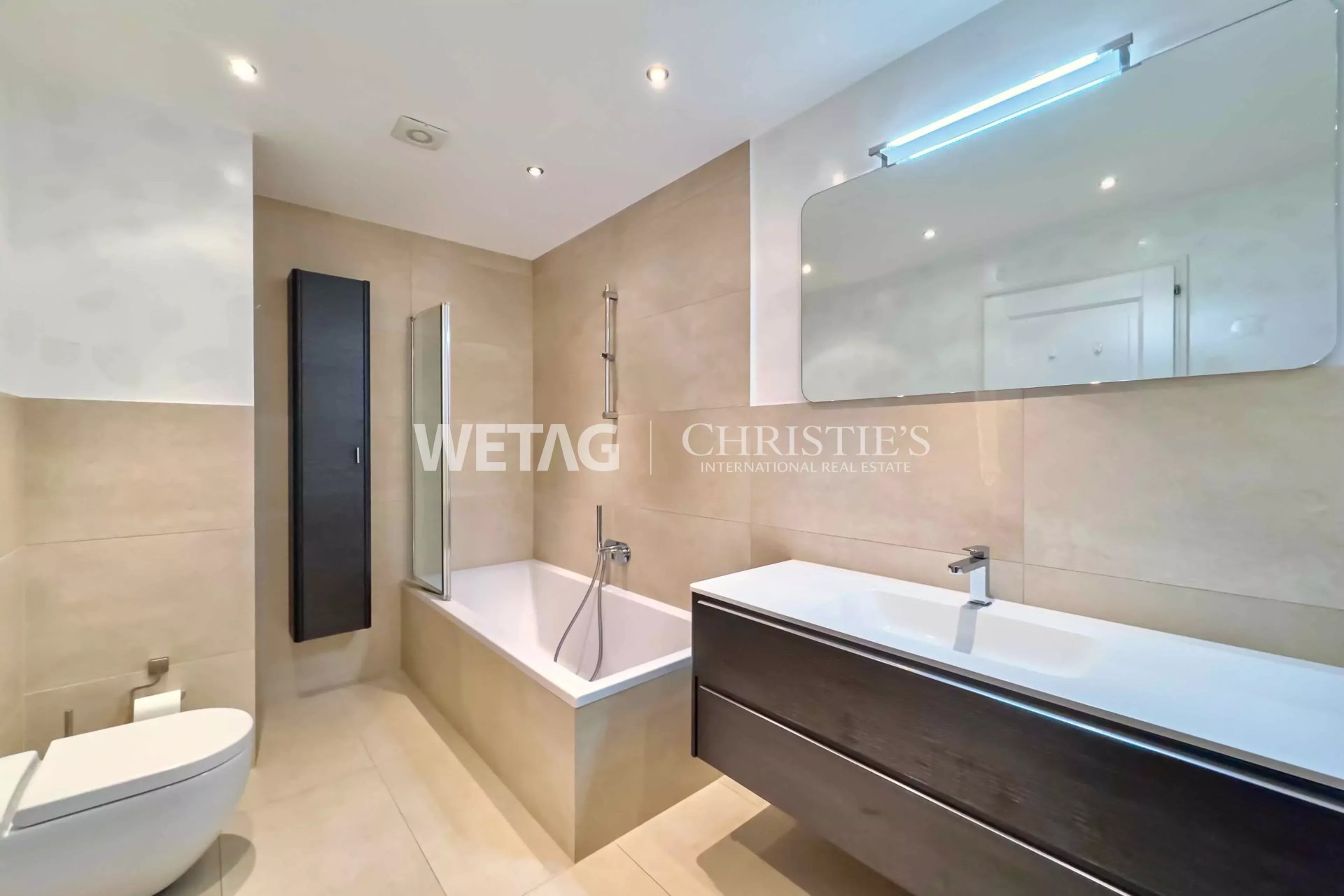 5 Bedroom Villa/Townhouse's Image 6