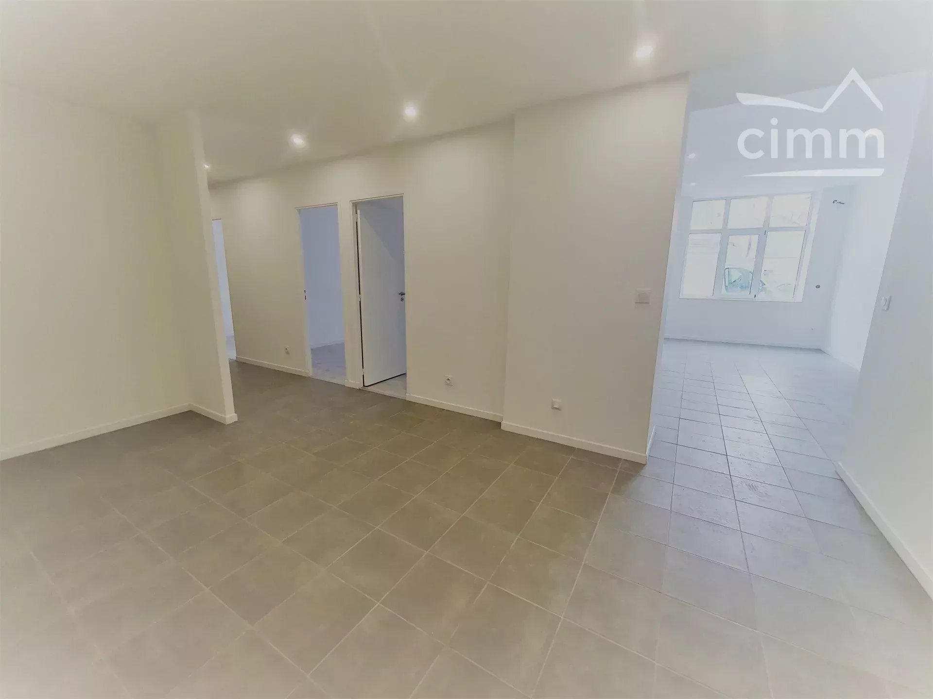 Particuliers et investisseurs, laissez-vous séduire par ce bien entièrement rénové à neuf.