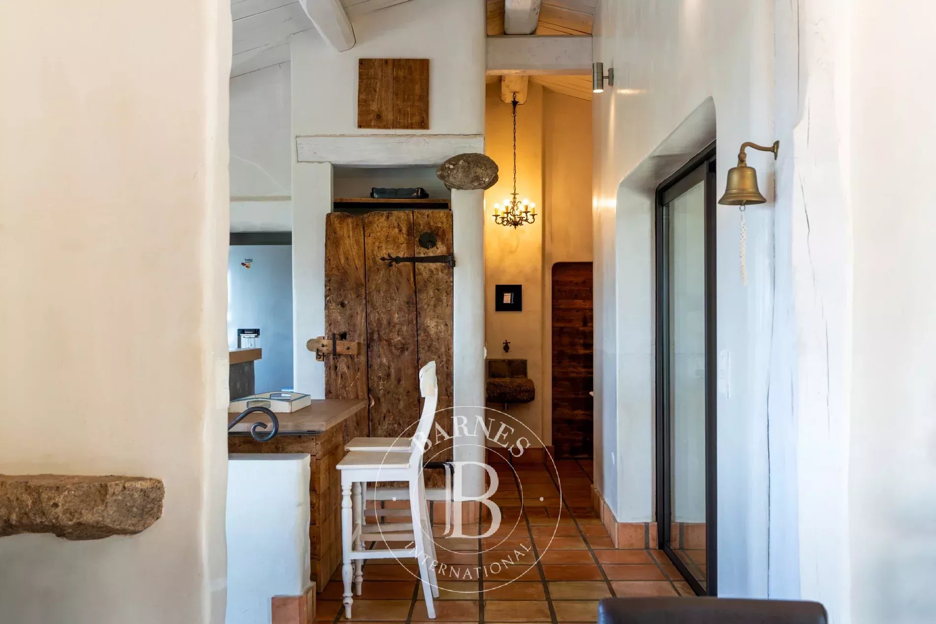 Exclusive listing – Bonifacio. Architect-designed villa in the style of a bergerie, featuring 4 bedrooms, a swimming pool, sea and mountain views, and close proximity to the beach. - picture 14 title=