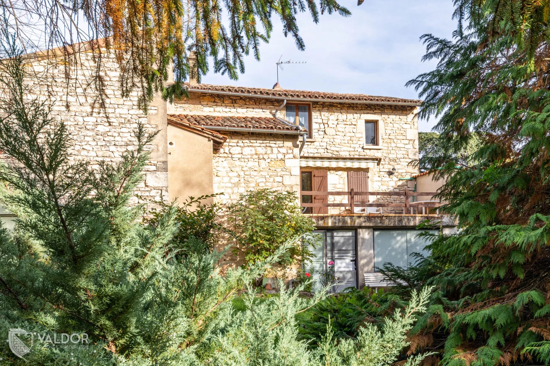 Maison de village en pierres blanches avec jardin