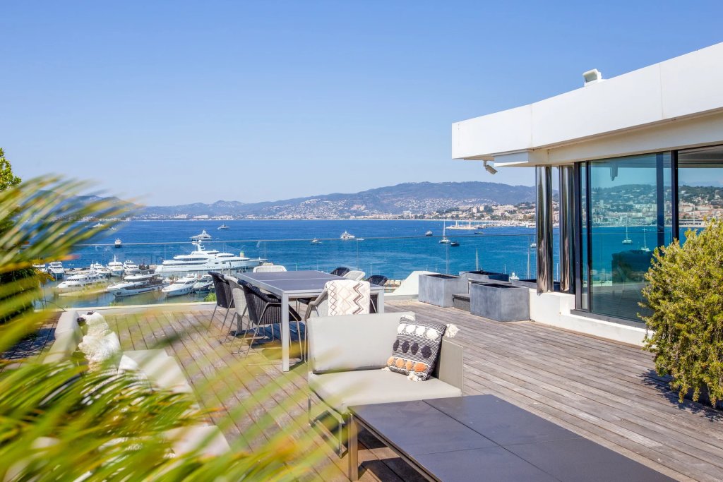 Apartment for sale in Cannes — Exceptional duplex with private pool – Cannes Palm Beach