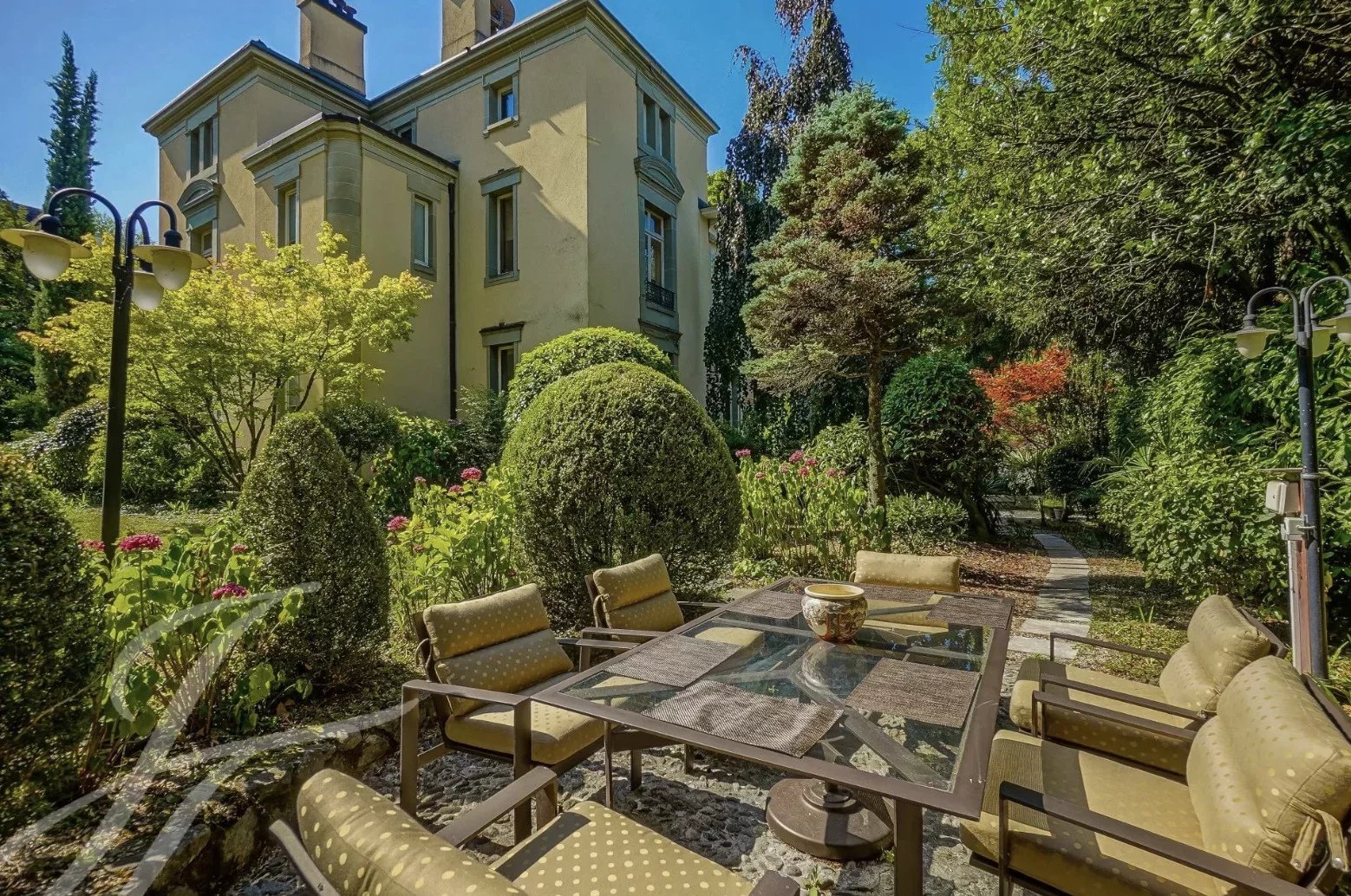Magnifique Hôtel Particulier, jardin enchanteur, à deux pas du lac