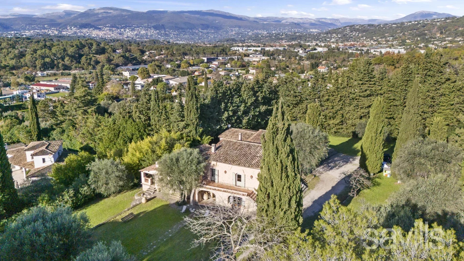 Charming Provençal villa in a peaceful setting.