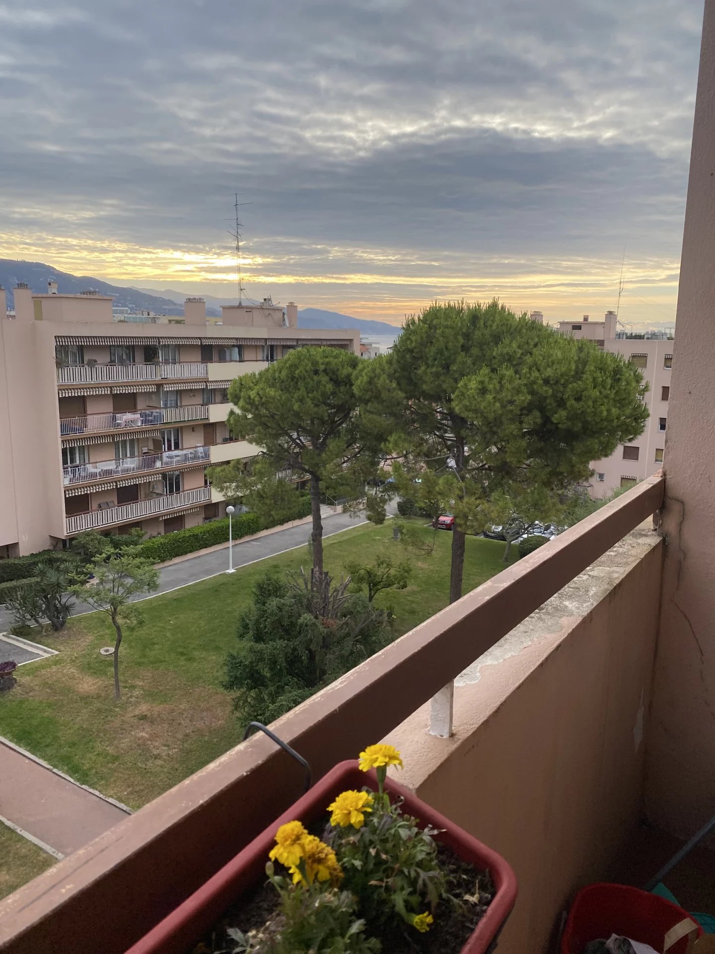 A LOUER SUPERBE 3P VIDE AVEC BALCONS ROQUEBRUNE