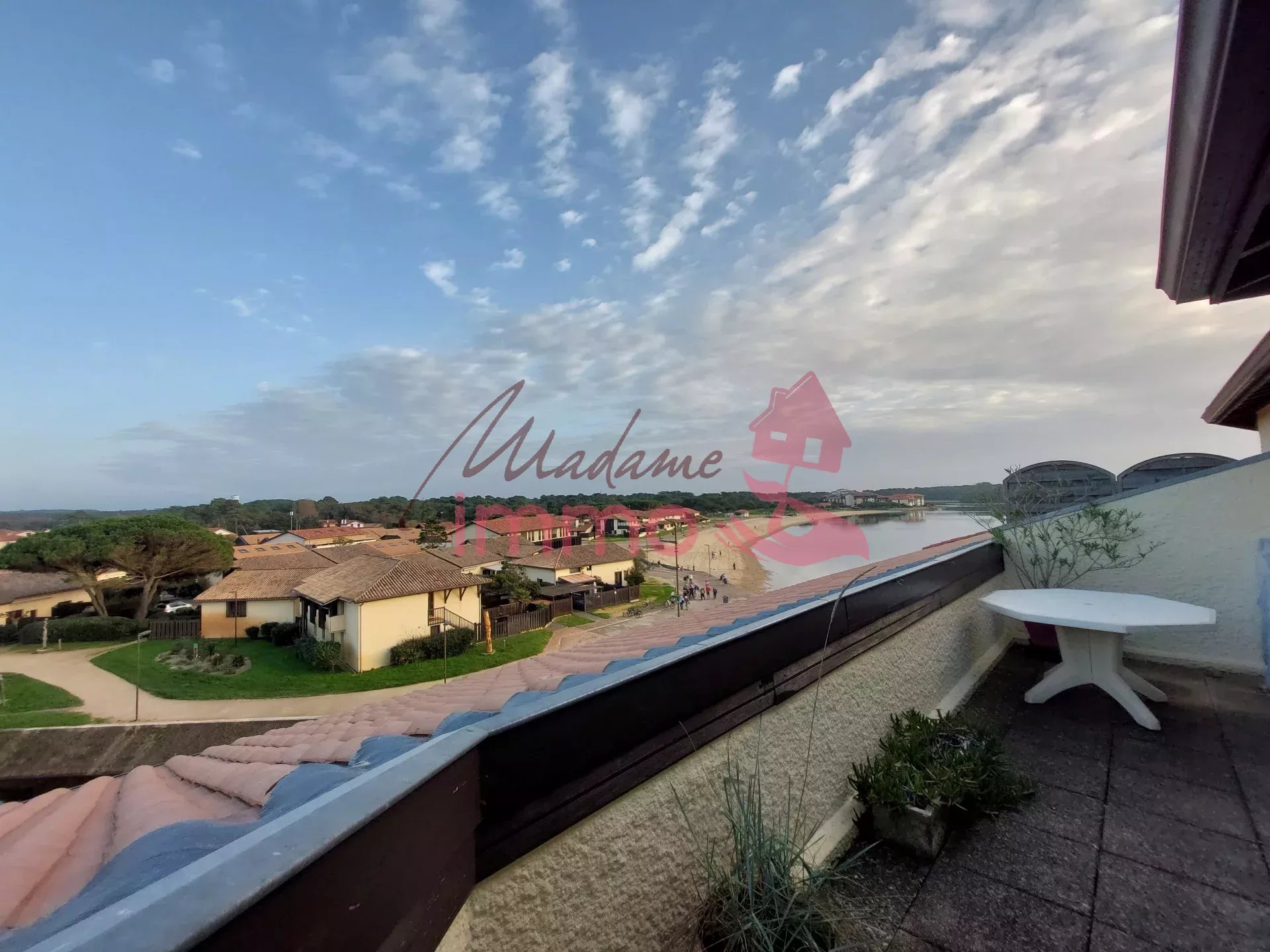 Terrasse avec vue sur le lac