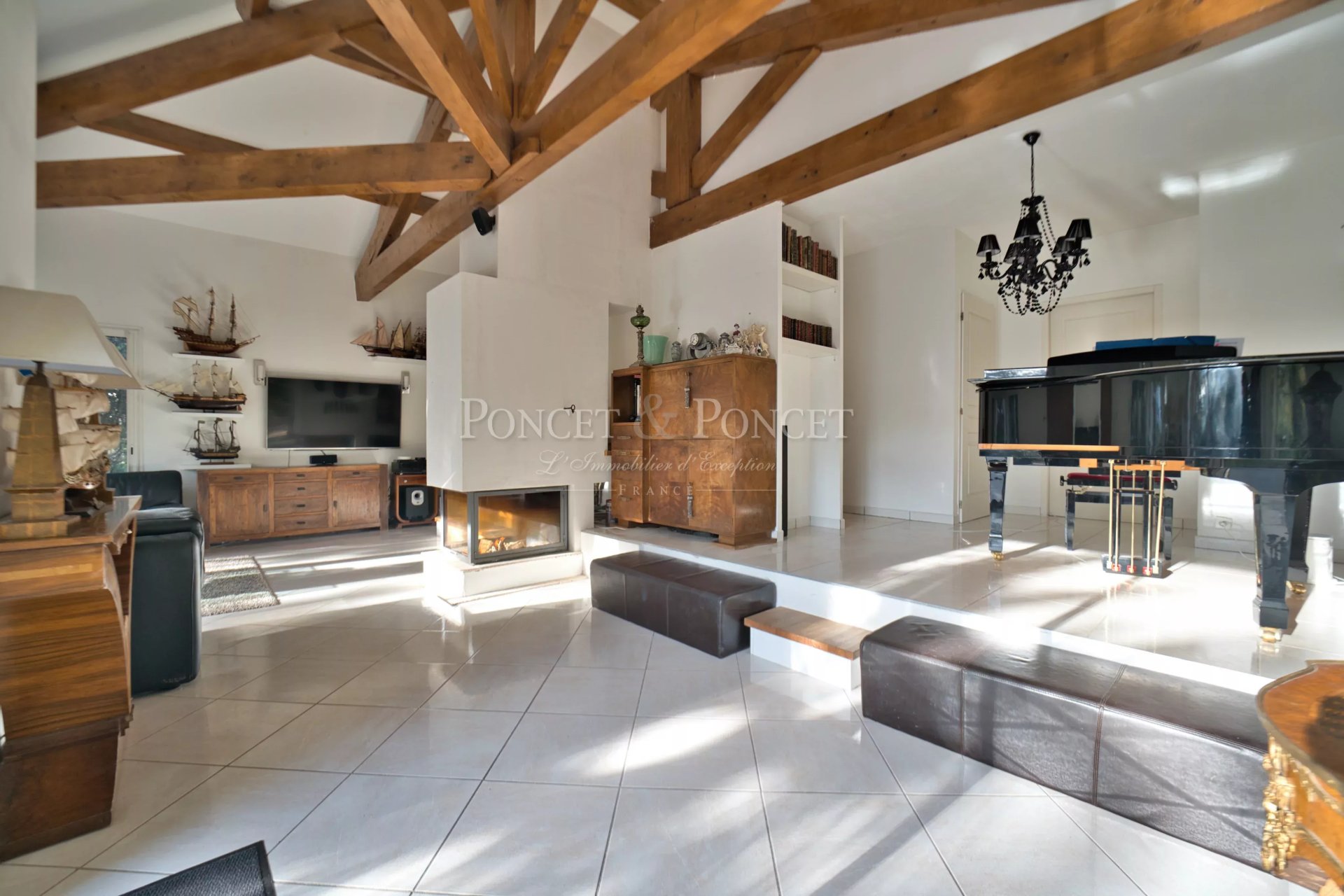 5 Bedroom Villa/Townhouse's Image 3