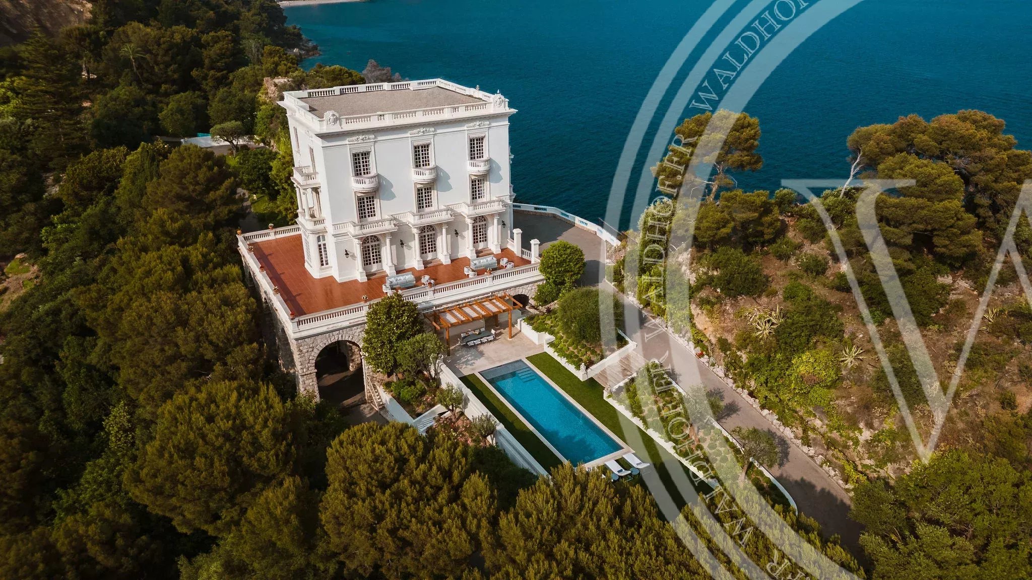 Prestigieuse villa au bord de l'eau avec vue panoramique sur la mer près de Monaco