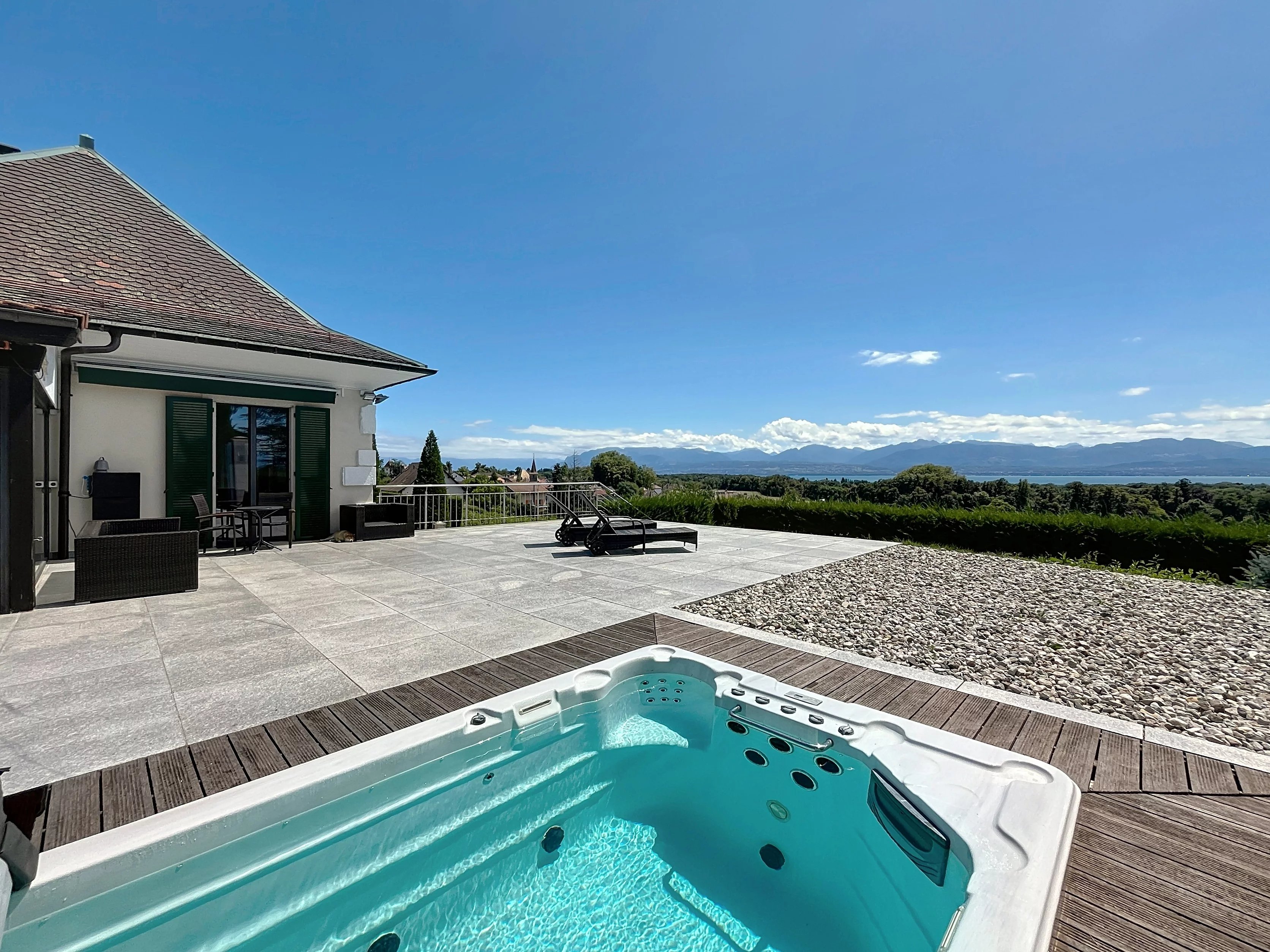 Magnificent villa with breathtaking lake view