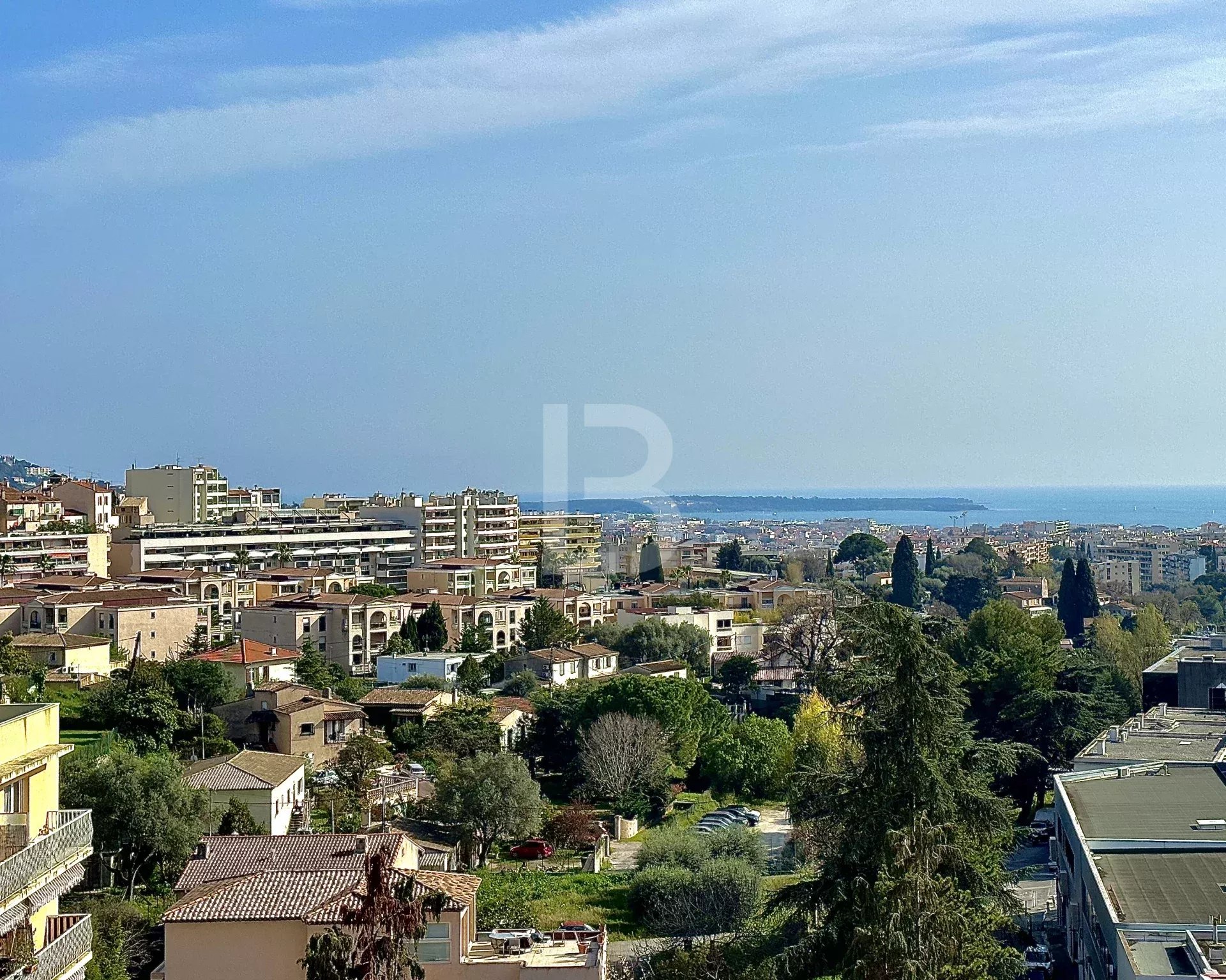 Beau 3 pièces entièrement rénové avec vue mer au Cannet