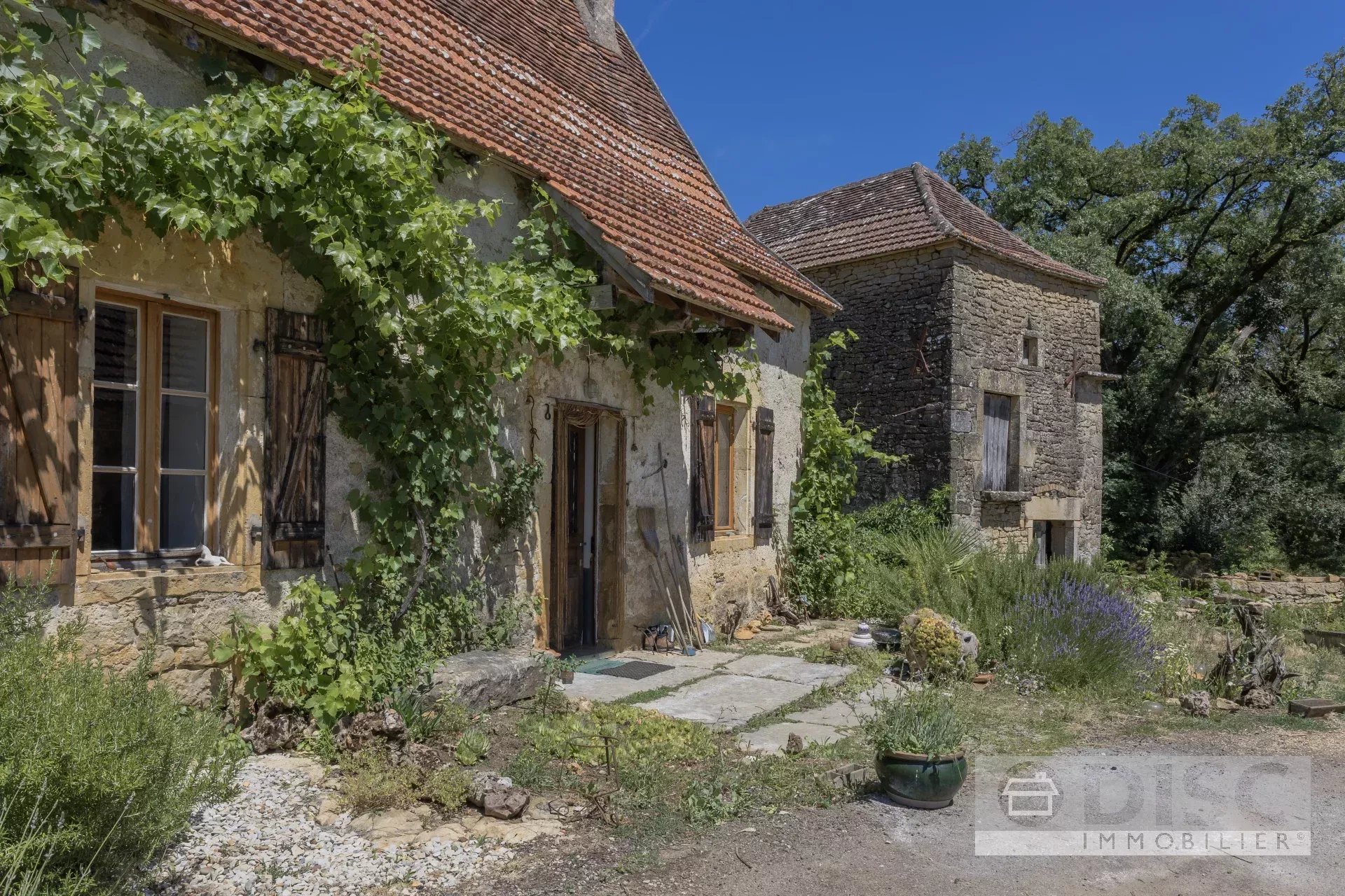 Charmant ensemble avec petite maison et dépendances.