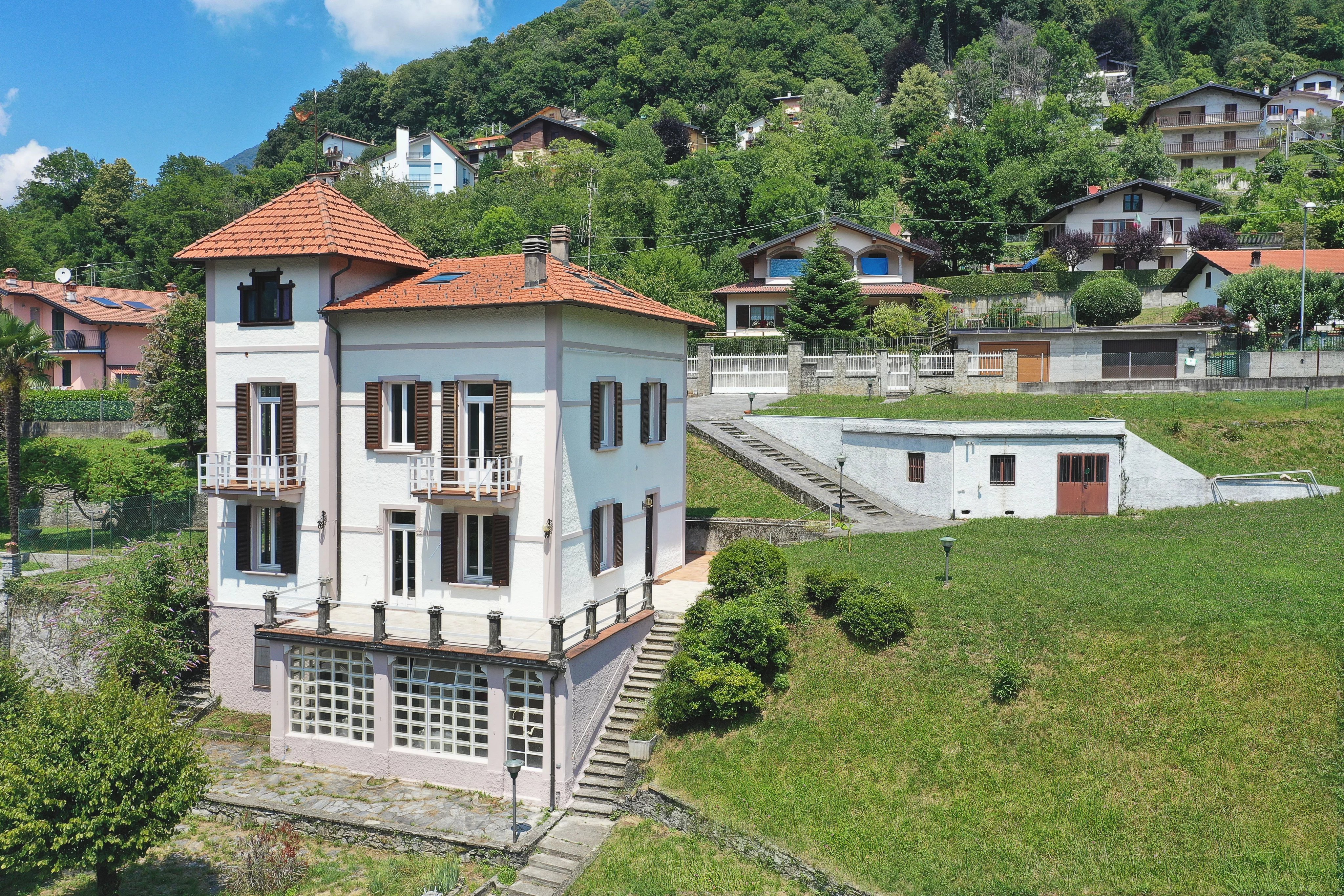 Large villa with 3000 garden