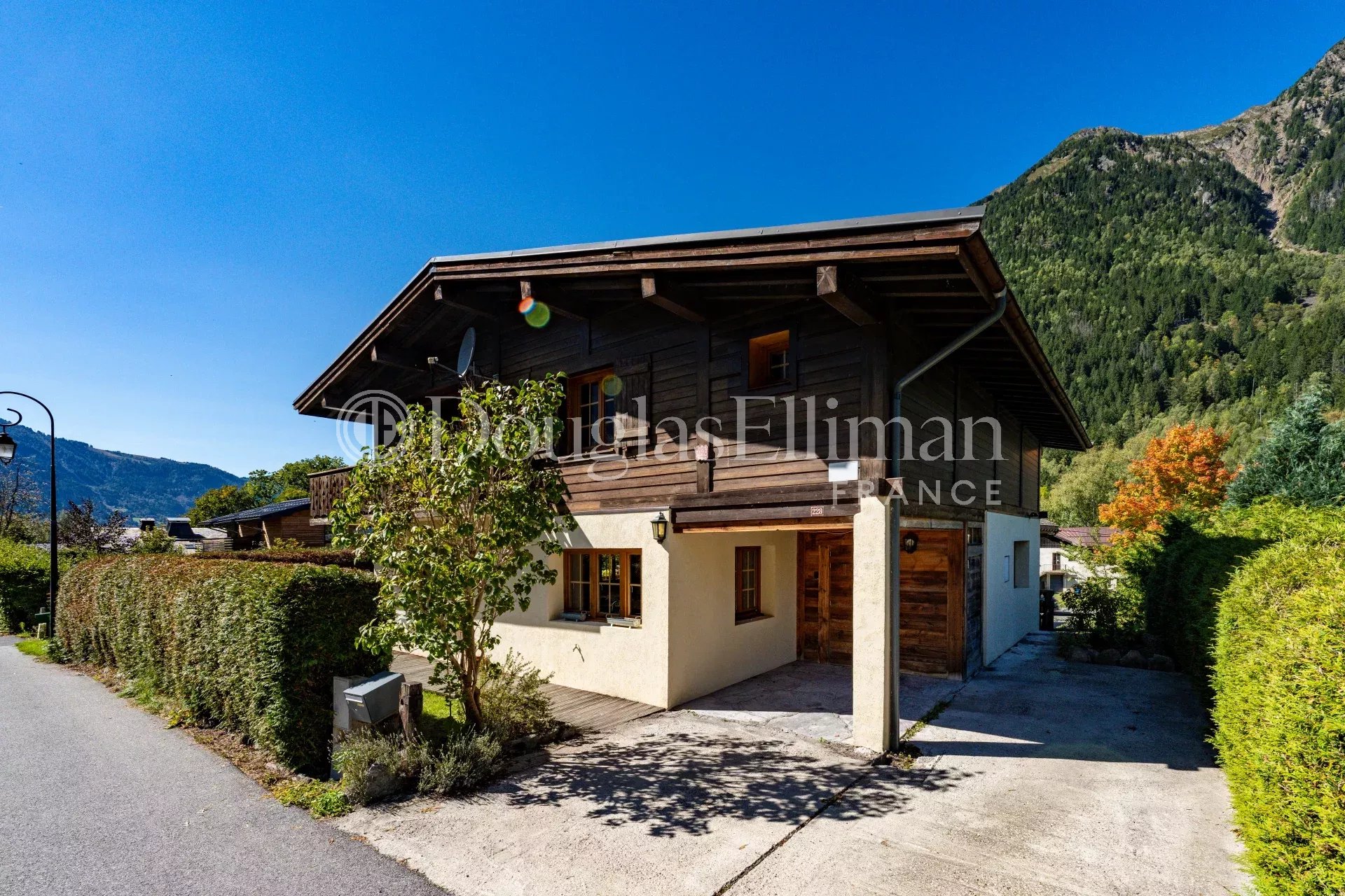 CHAMONIX – A large chalet with independent apartment - Picture n°2