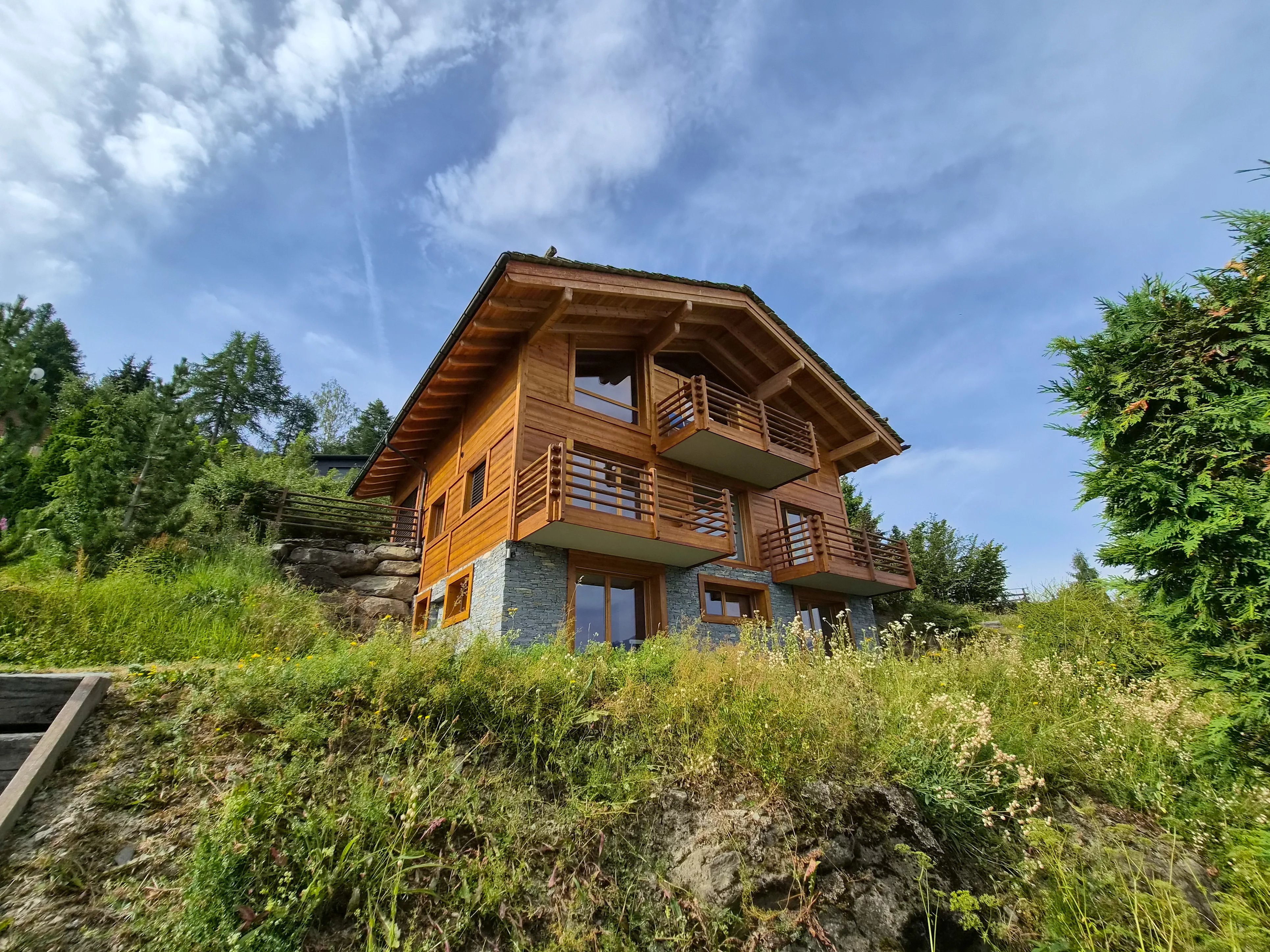 Chalet d'exception au bord du bisse et proche des pistes de skis, à Nendaz !
