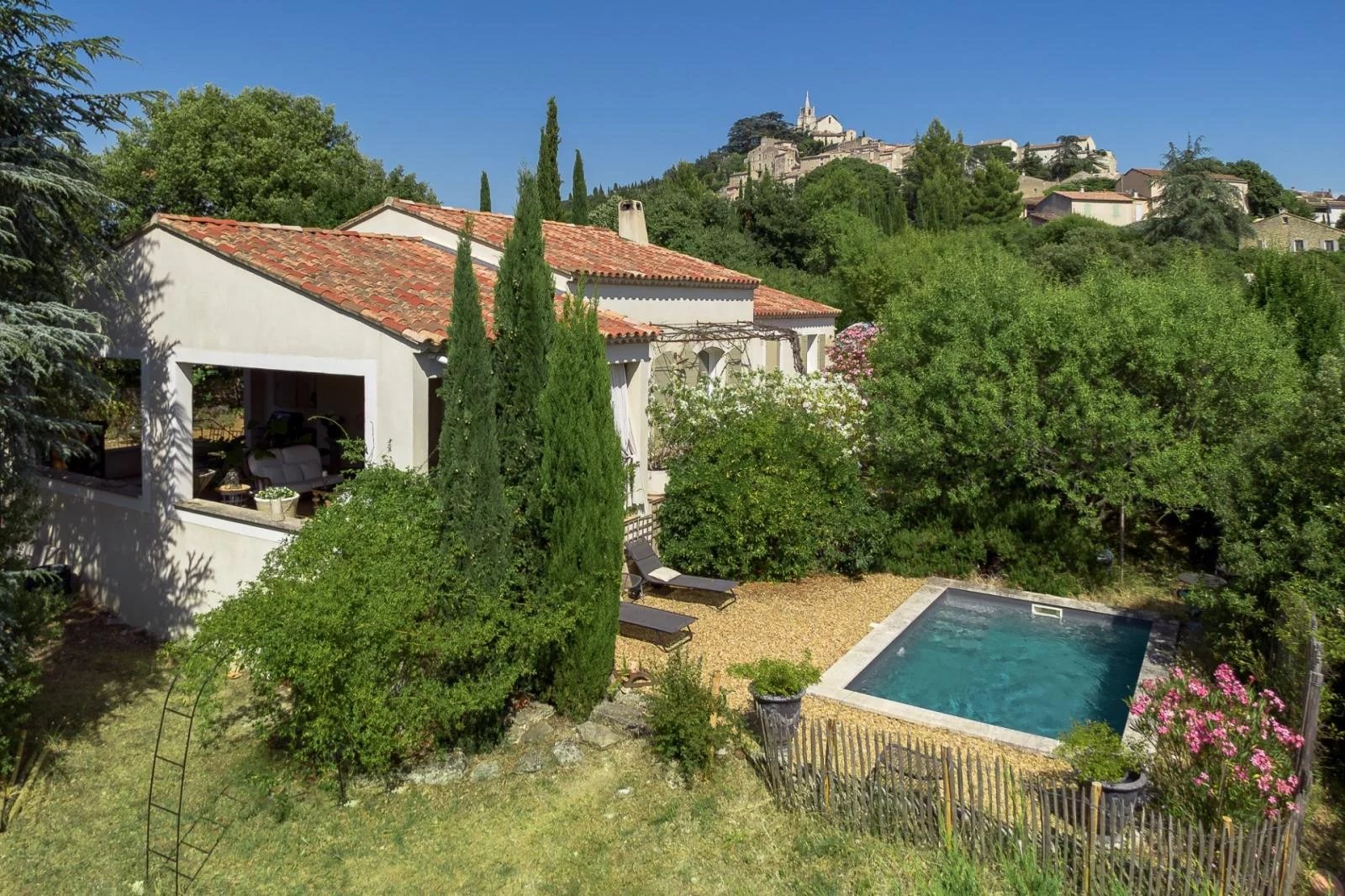 Maison de plain-pied avec piscine à Bonnieux