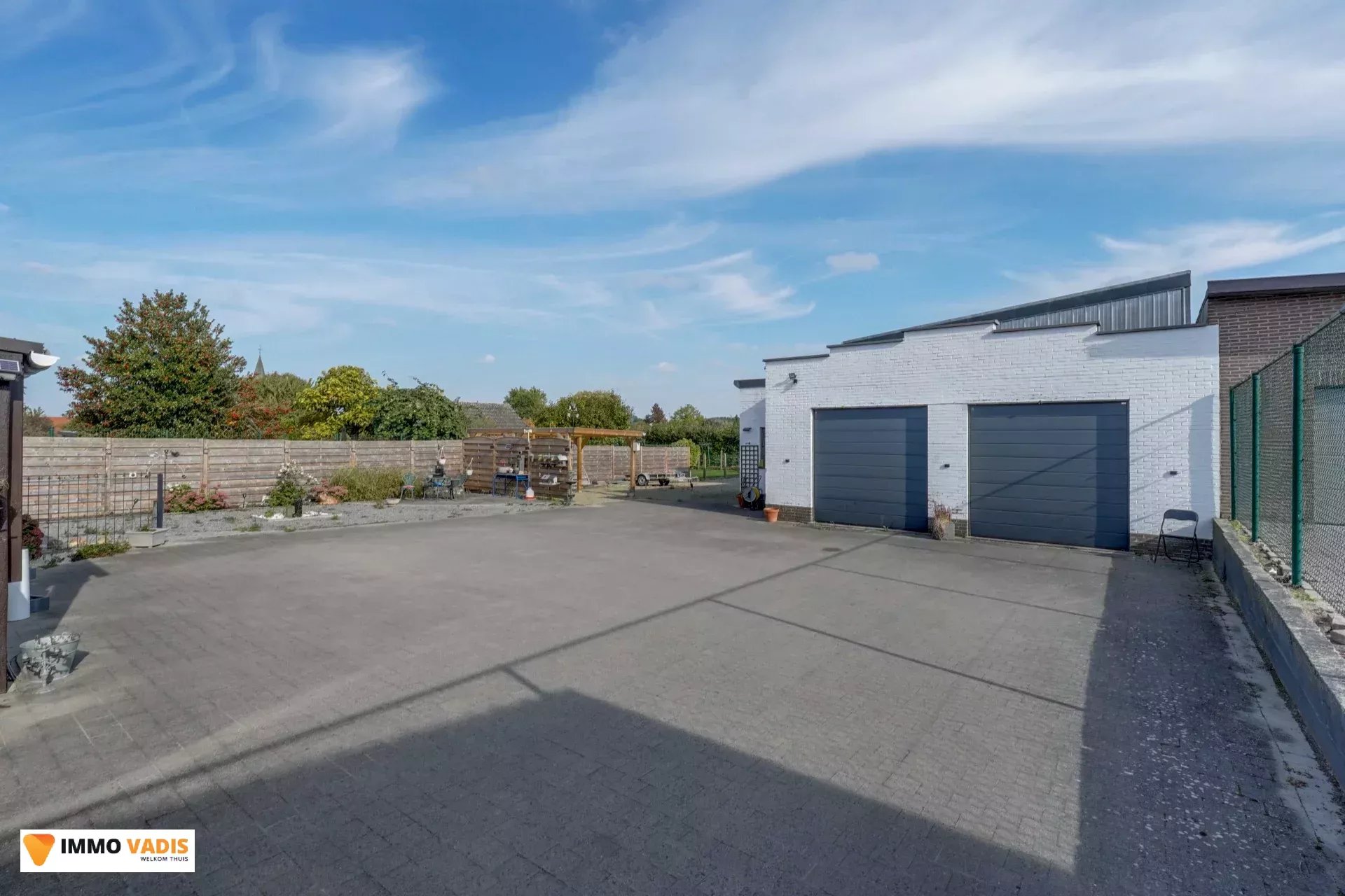 Te koop op lijfrente - Comfortabele villa met drie slaapkamers, twee garages en een magazijn.