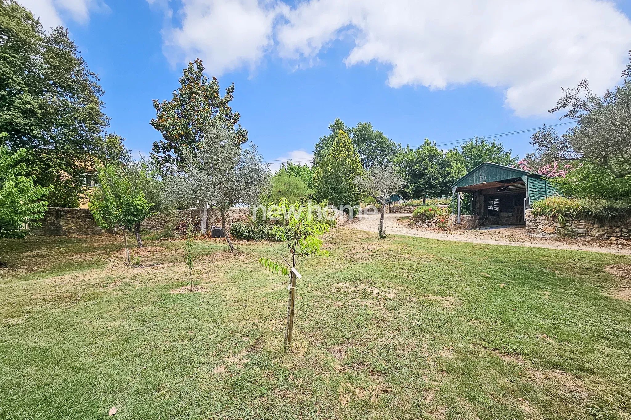 Charme authentique entre Lorgues et Draguignan : bastidon rénové avec jardin arboré et piscine