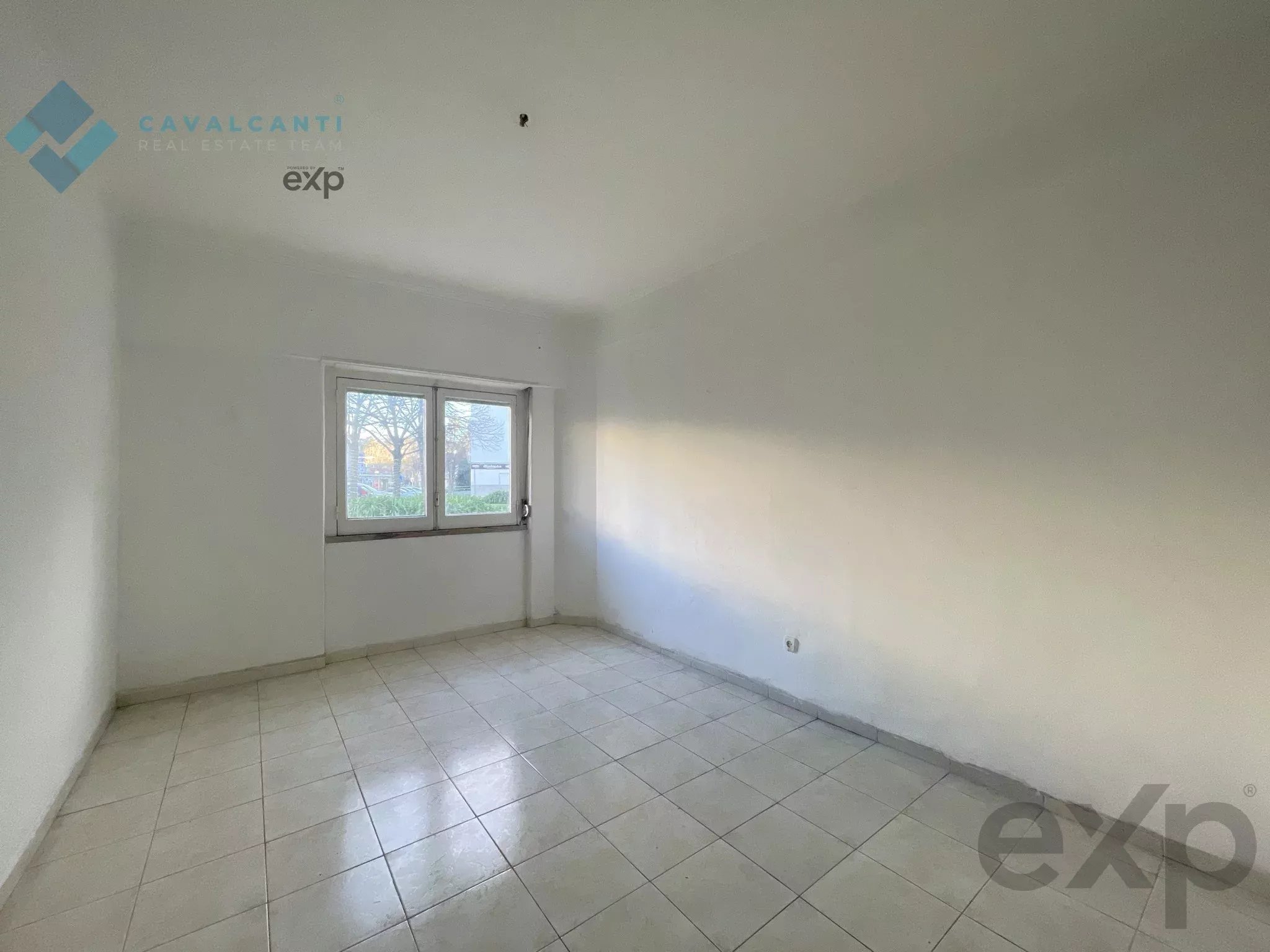 T2 to remodel - Carnaxide | Ideal for own home or investment 2790-005 image 9