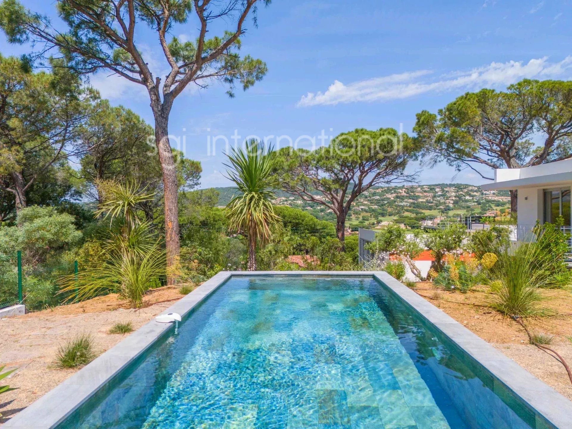Sainte-Maxime: magnificent new villa 1.5km from the beach.