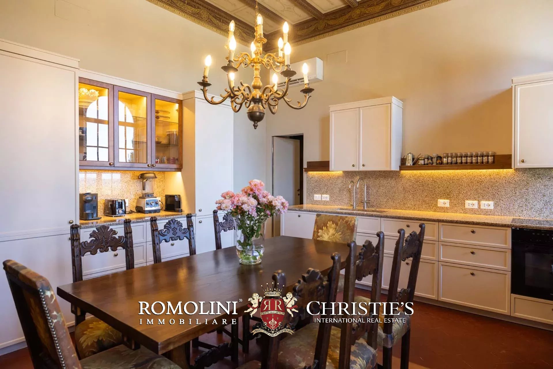 8 Bedroom Villa/Townhouse's Image 32
