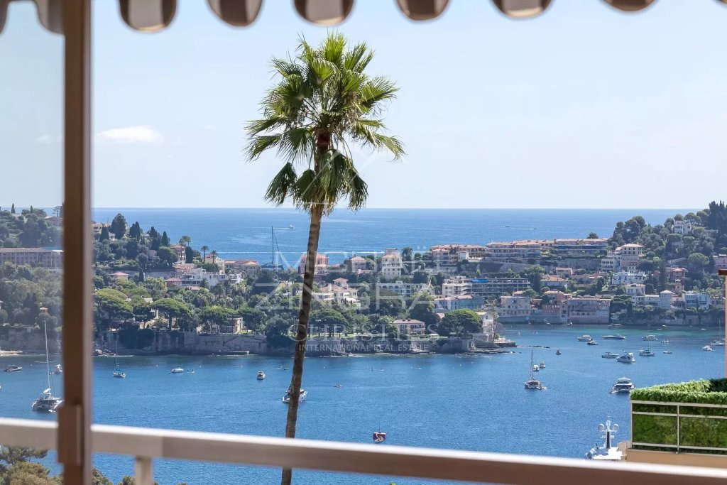 Apartment for sale in Villefranche sur Mer — Villefranche-sur-mer - Beautifully renovated two-bedroom apartment with cellar and parking