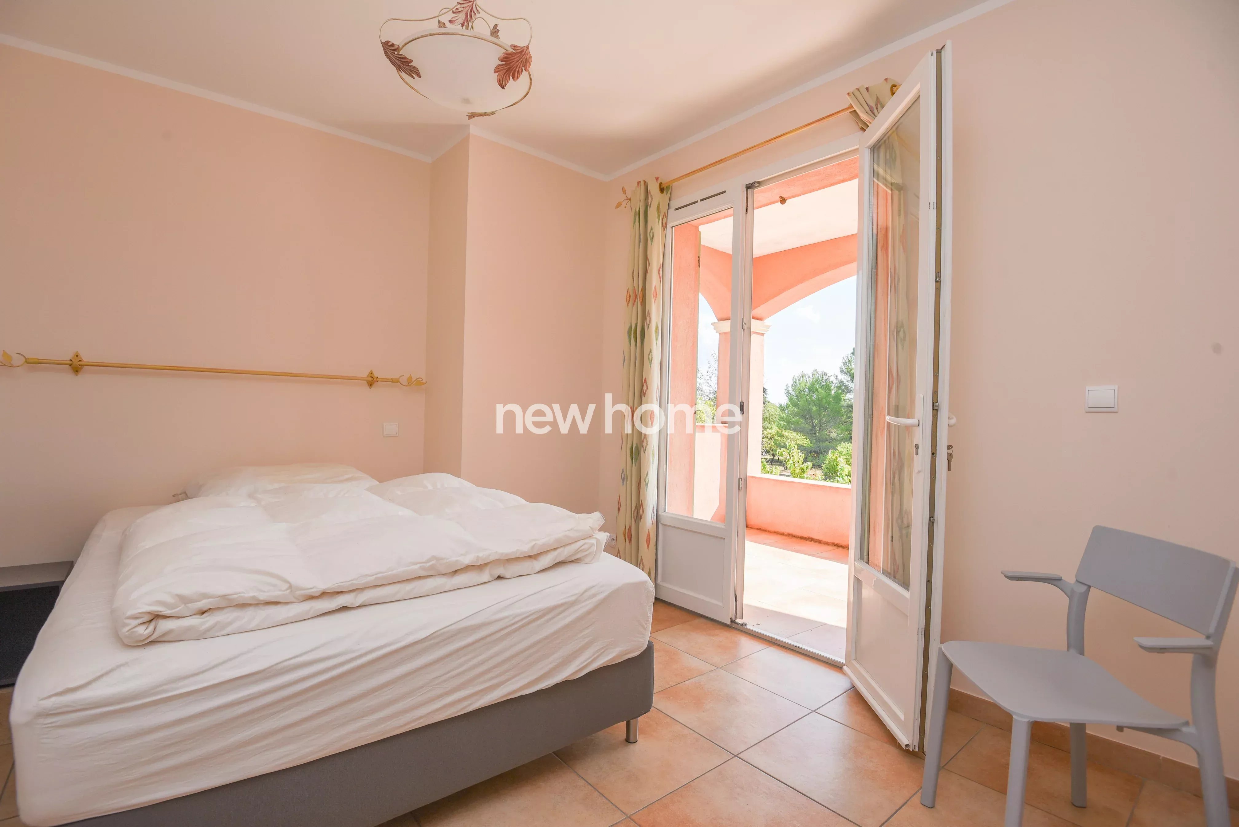 Proche de Lorgues, une villa provençale et lumineuse avec piscine et vue dégagée.