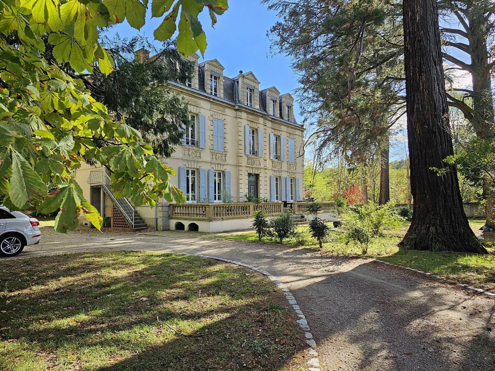 PONT-EVEQUE, Dans maison bourgeoise Napoléoniènne, Appartement T4 RDJ de 131m² avec jardin de 600 m²