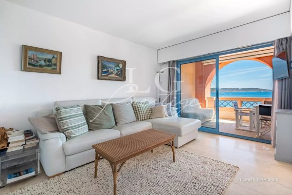 EXCEPTIONAL – WATERFRONT APARTMENT — photo 4
