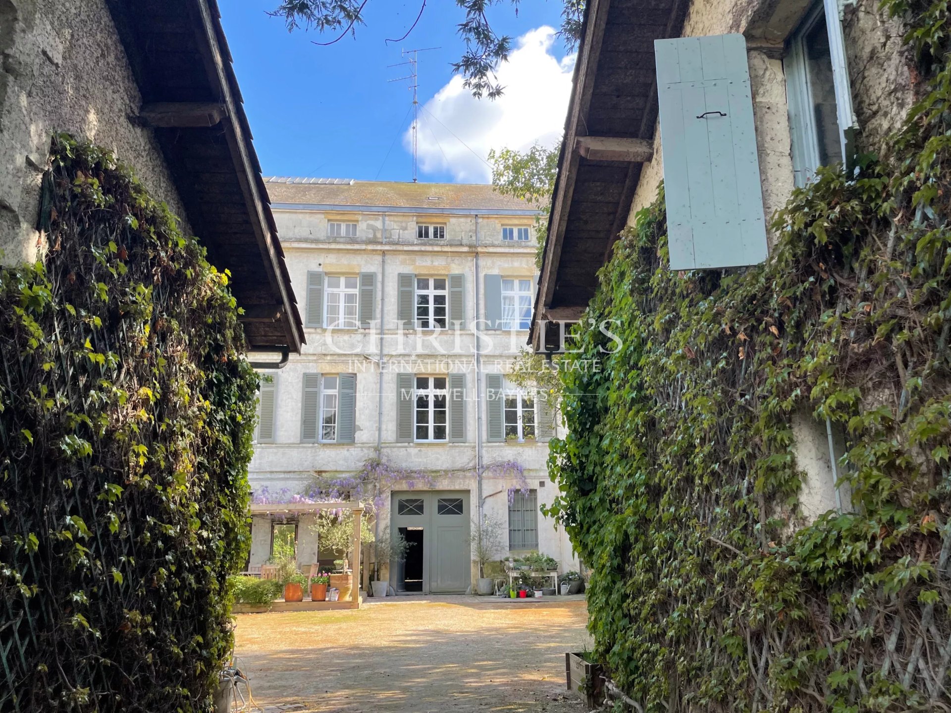 10 Bedroom Villa/Townhouse's Image 30