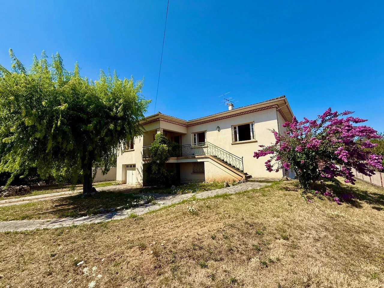 Maison des années 70 à Villeneuve-sur-Lot Rive droite Située dans un quartier prisé à deux pas du centre-ville, cette maison des années 60 offre de beaux volumes avec environ 100 m² par niveau. À l'é