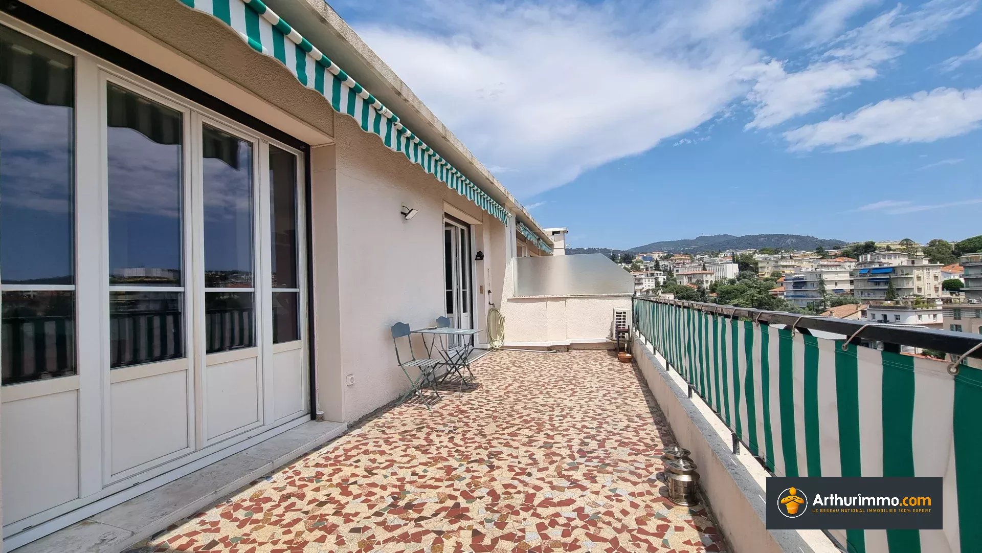 DERNIER ETAGE GRAND 2P TRAVERSANT AVEC DEUX GRANDES TERRASSES