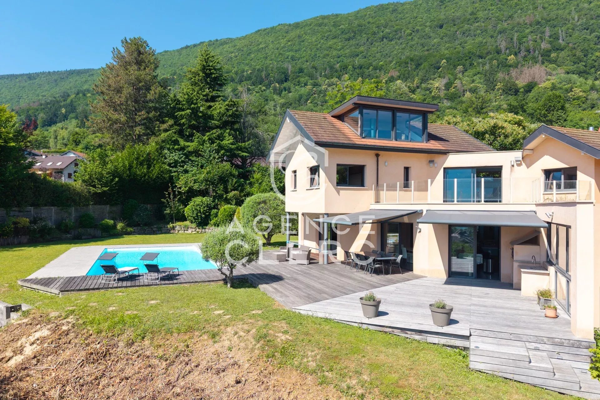 6 Bedroom Villa/Townhouse's Image 4