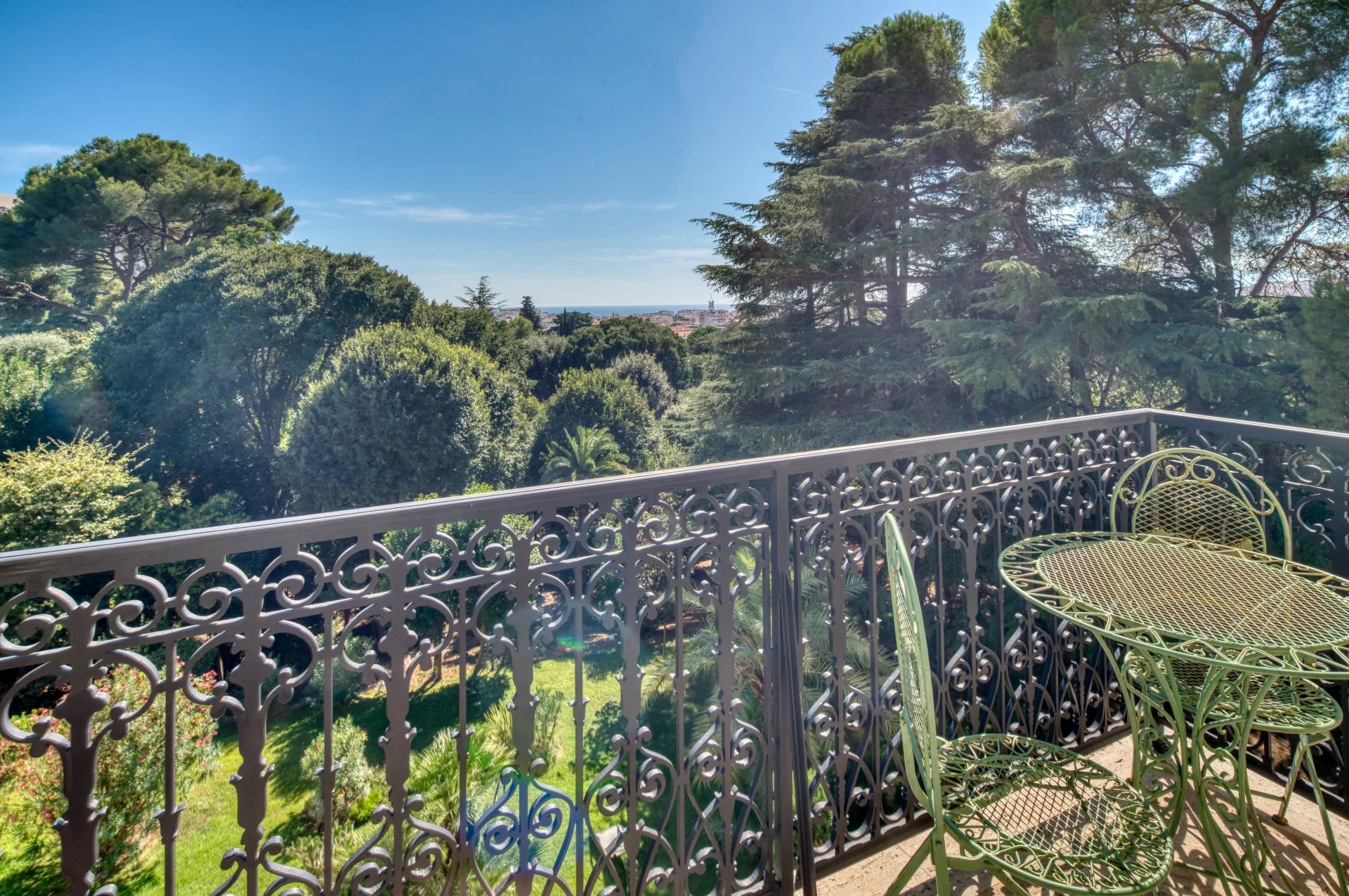 CANNES OXFORD – TOP FLOOR WITH GENEROUS VOLUMES AND ABUNDANT LIGHT