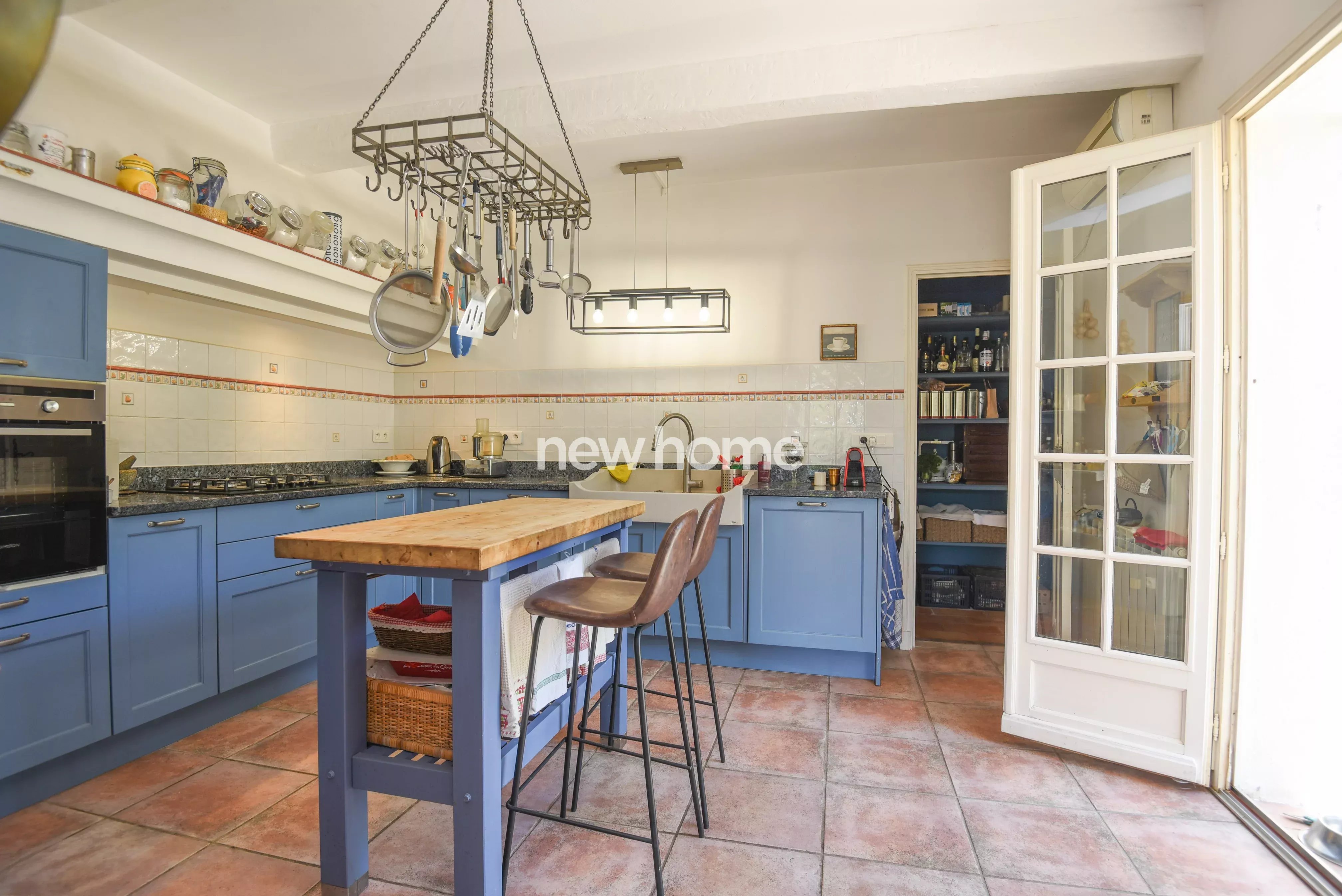 Maison spacieuse sur un terrain vaste et arboré