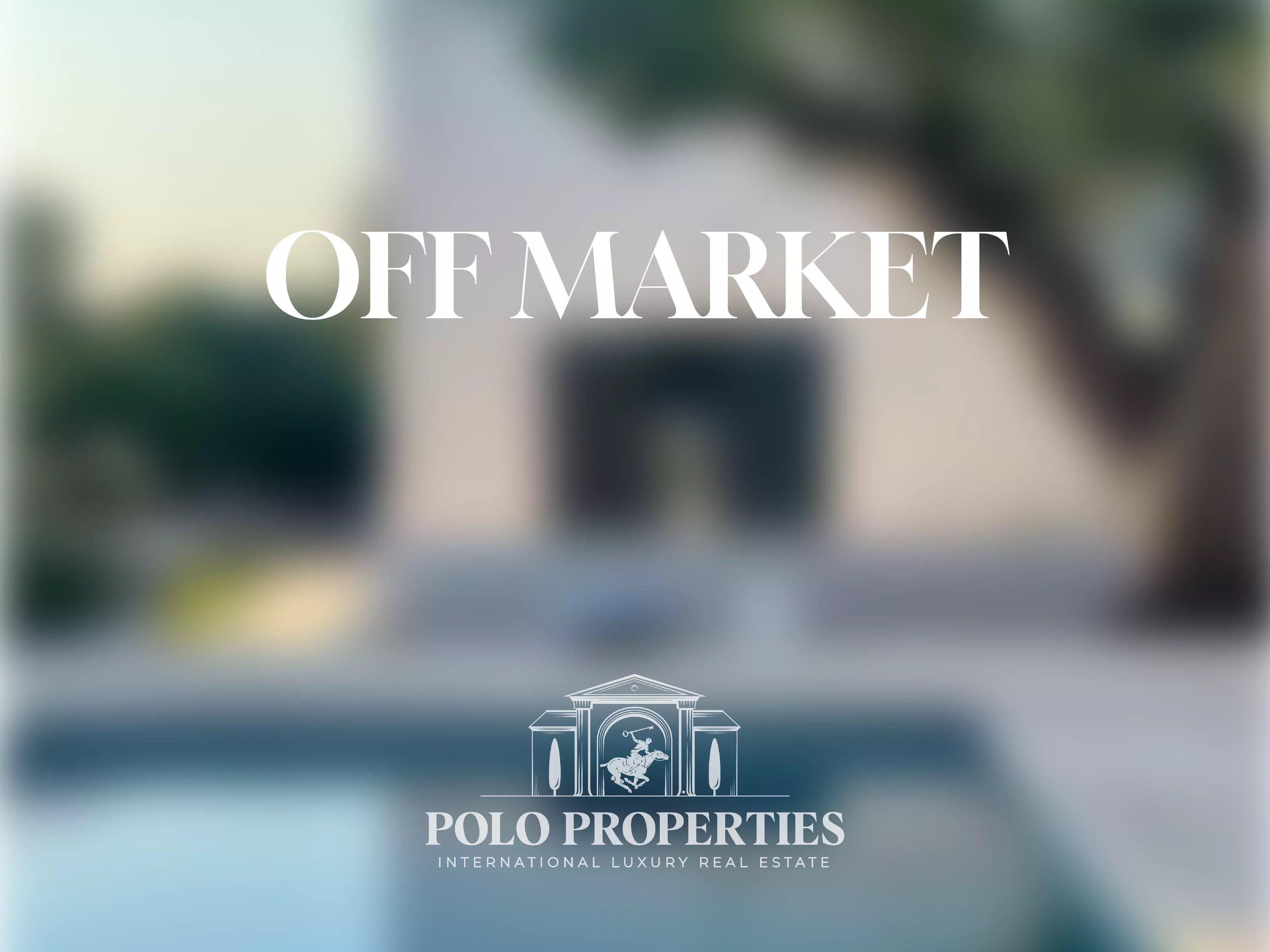 ELEGANT COUNTRY ESTATE AT THE GATES OF OSTUNI, SURROUNDED BY MONUMENTAL OLIVE TREES AND SEA VIEWS
