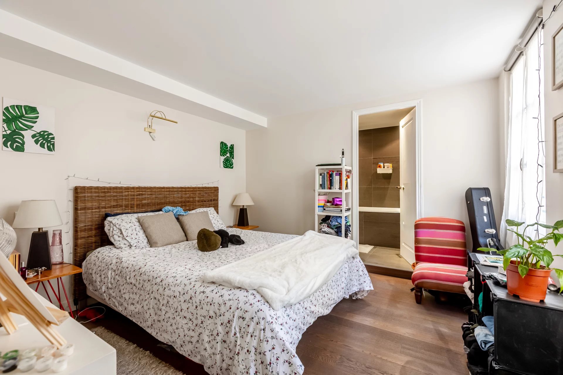 PARIS 1 - ETAGE ELEVE - IDEAL PIED A TERRE - picture 3