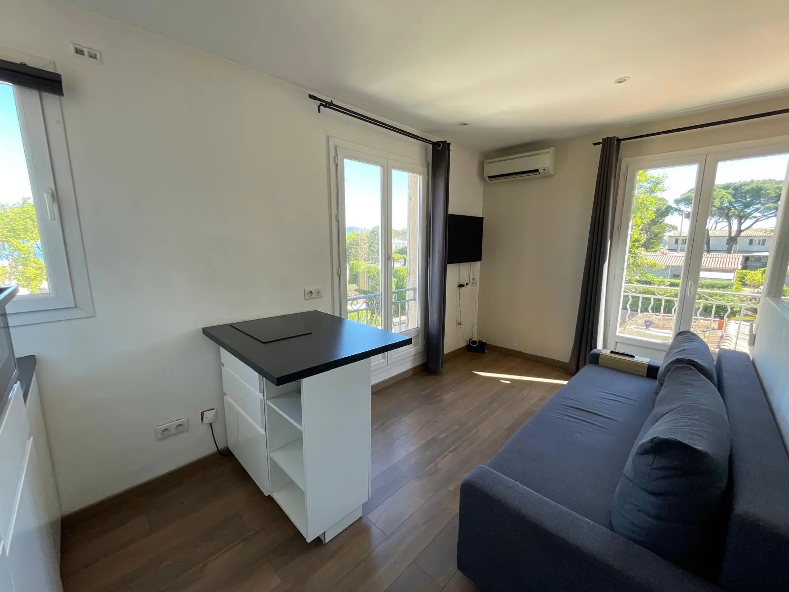 Sea view studio within walking distance to the beach