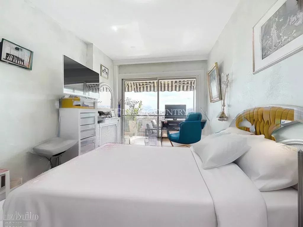 Photo of Apartment 3/4 room for sale in Cannes with sea views