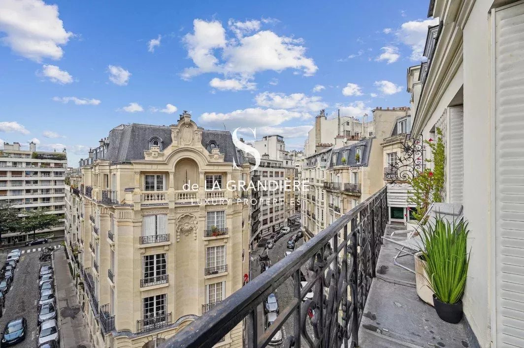 Paris 16ème Passy - étage élevé avec balcon